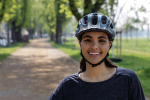 Abus Youn-I Ace Glacier Blue | blå allround cykelhjelm med LED lys bagpå